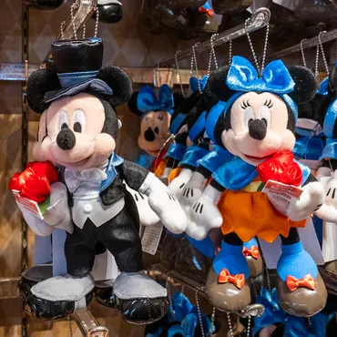 花束を持ったぬいぐるみバッジ！東京ディズニーランド2025ミッキーマウス＆ミニーマウスお誕生日グッズ 