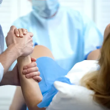 助産師監修】出産でいきむときに「うんち」が出るって本当？ 