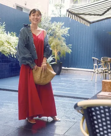 スナップ】旬な「赤ワンピ」はデニムジャケットでなじませる!│shucoさん