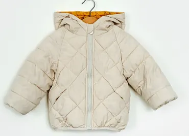 チャイルドシート×防寒着は危険!! 冬でもアウターは脱いで!゛着用時の注意点゛を東京海上日動が解説