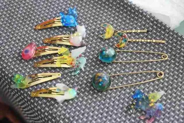 はじめてのUVレジン!100均の材料でつくる色鮮やかアクセサリー