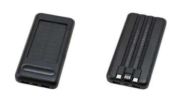 太陽光パネルで蓄電。被災時にも役立つ3COINSのモバイルバッテリー 