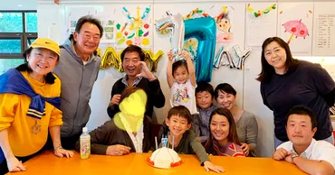修じいじ゛が超ファインプレー！ 東尾理子、息子・理汰郎くんの誕生日をファミリーで祝福 