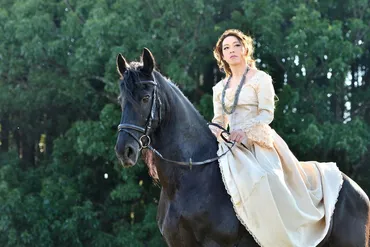 気鋭の東大教授が語る「馬」と「女性装」と「カッコいい大人」とは？ 