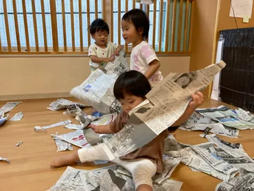 新聞紙遊びで子どもの成長を応援！年齢別、保育園での遊び方とは？五感を刺激！年齢別新聞紙遊びのアイデア集