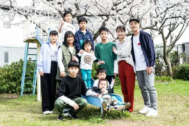 9人家族の幸せとは？山本彩子さん一家の暮らし｜大家族、子育て、インスタグラム山本彩子さん一家の日常：9人家族の暮らしと子育て