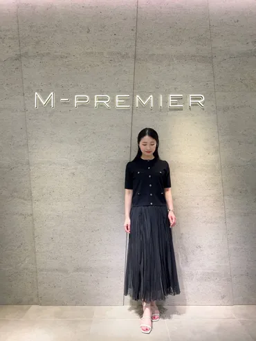 涼しげブラックコーデには半袖カーディガン×プリーツスカートを合わせて 