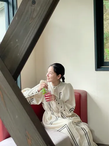 吉田羊の私服 「大人のおしゃれ手帖」12月号にも掲載されたオフショットです。黒の二重ラインが入った白のワンピースを着用されています。 