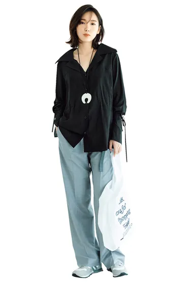 大人女性のリッチな黒シャツコーデ16選