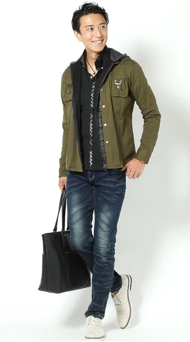 カーキシャツパーカー 黒シャツ ダークブルーデニムパンツ ...