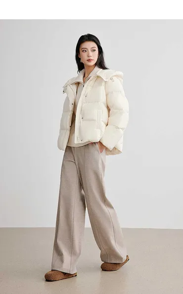 白シャツとベージュパンツで作る洗練スタイル！レディースに ...